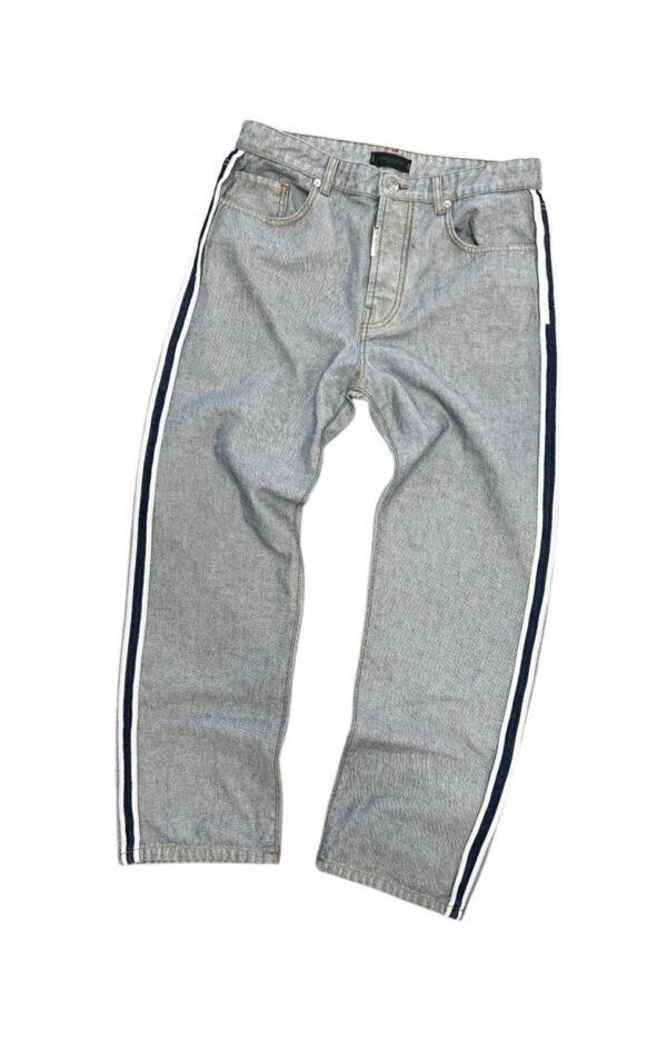 JEANS DO NOT CONFORM